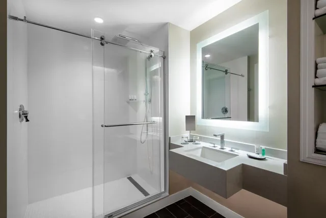 جناح جونيور تنفيذي بسرير كينج، The Westin Dallas Stonebriar Golf Resort and Spa 2/3