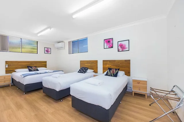 2 Bedrooms, Family, 2 Queen and Twin Beds, Large, Plainsman Motel 4/9