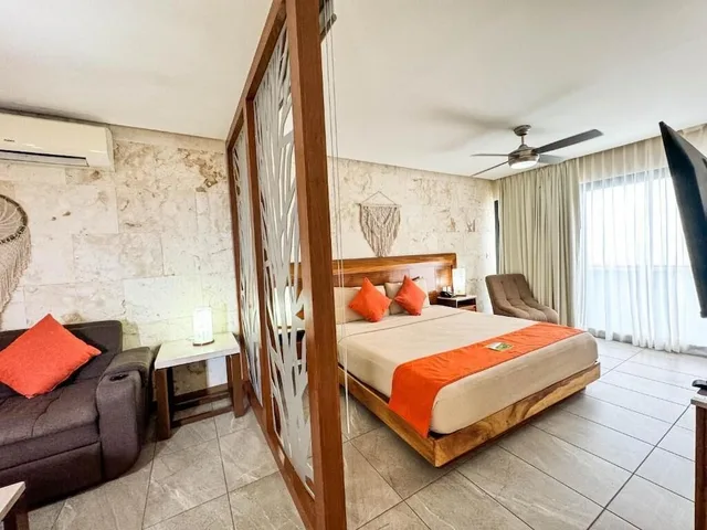 غرفة ديلوكس بسرير كينج بشرفة مع أريكة، Grand Fifty Suites 3/10