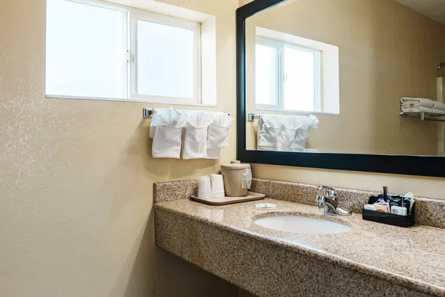 Upgrade, 2 Queen Beds، Quality Inn Ukiah, CA 8/8