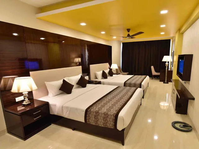 Friends and Family, Hotel Calangute Central 3/3
