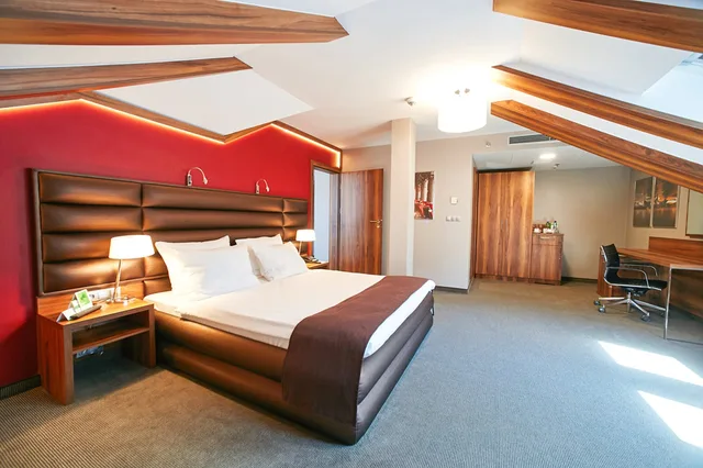 جناح بسرير كينج بغرفة نوم واحدة مع أريكة، Holiday Inn Krakow City Center 2/6