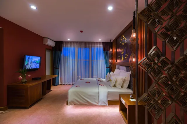Luxury, Suite, City View, Balcony, Bathtub, Golden Temple Boutique 3/8
