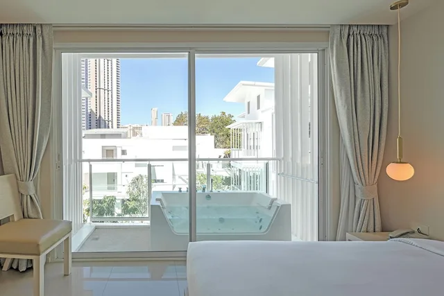 غرفة ديلوكس بسرير مزدوج بإطلالة على المسبح بحوض استحمام، Prima Hotel Pattaya 1/2