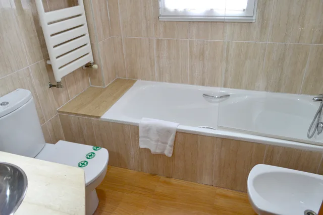 غرفة قياسية ثلاثية، Alda Centro Oviedo 2/2