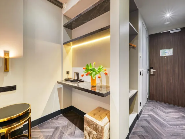 Room, Twin Beds, Lake View, G Hotel 4/6