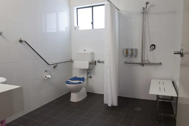غرفة بسرير كوين مع أريكة لذوي الإعاقة، Abode37 4/4