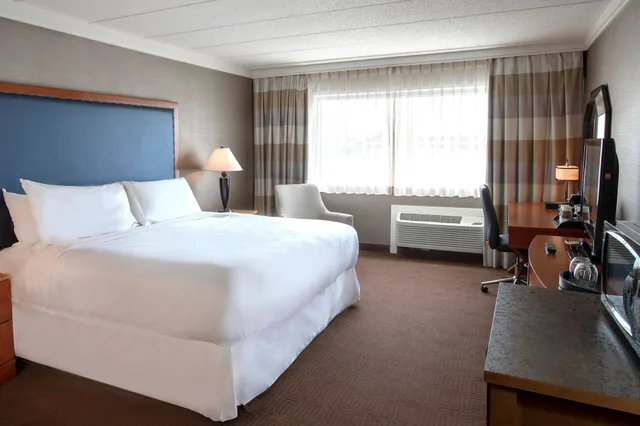 جناح بأسرّة بطابقين وسريرين كوين مع أريكة، Sheraton Niagara Falls New York 1/2