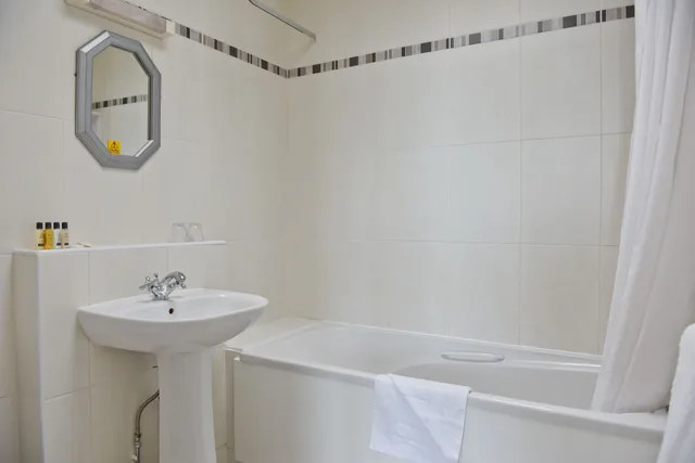 غرفة قياسية بسريرين منفصلين، Riviera Hotel Holiday Apartments Alum Chine 2/2