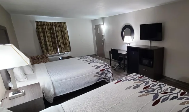 جناح بسريرين كوين مع أريكة، Red Roof Inn and Suites Duncan 6/9