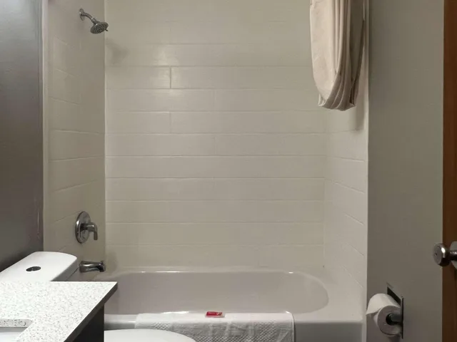 غرفة بسرير كوين، Econo Lodge Spring Lake near Fort Bragg 3/4