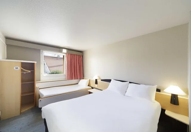 Standard, Triple, 1 Double and 1 Single Bed, B&B HOTEL Lourdes Centre Gare 3 etoiles 2/5