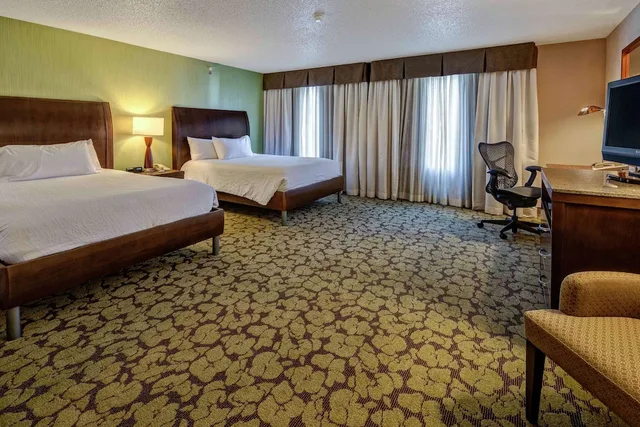 غرفة بسريرين كوين بحوض جاكوزي لذوي الإعاقة، Hilton Garden Inn Minneapolis Eden Prairie 1/5