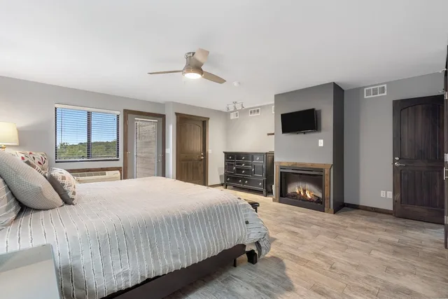 2 Bedrooms, Condo, 1 King and 2 Queen Beds, Murphy Bed، Indian Point Lodge Amp Condominiums 1/3