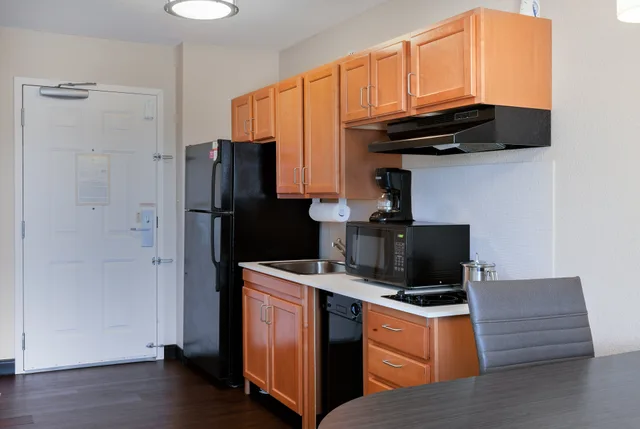 جناح استوديو بسرير كوين لذوي الإعاقة، Candlewood Suites Medford 1/2
