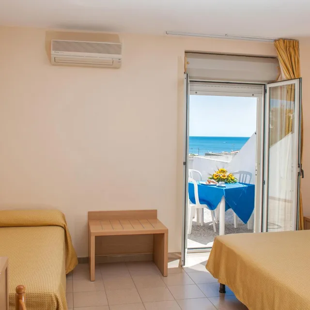 غرفة ديلوكس ثلاثية بإطلالة على البحر، Hotel Cristalda 5/7