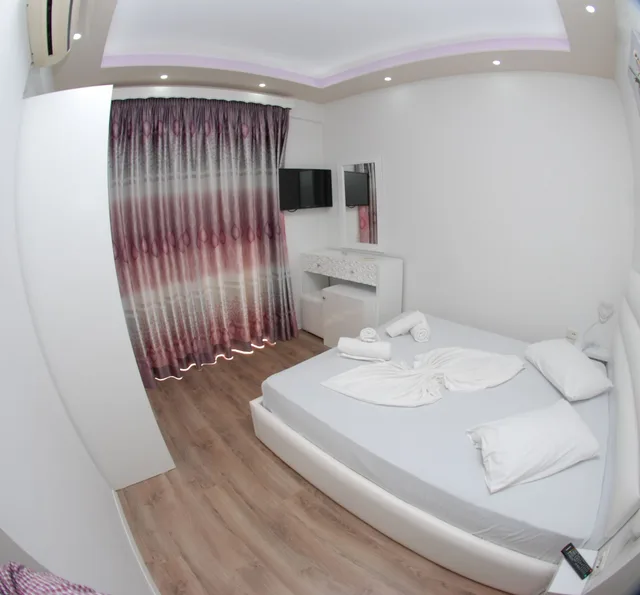غرفة بسرير مزدوج أو سريرين منفصلين بإطلالة على البحر، Hotel Iliria Sarande 2/5