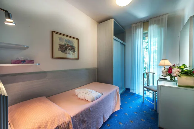 غرفة بشرفة مفردة بسرير فردي، HOTEL MERIDIANUS 2/5