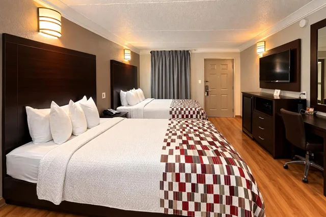 جناح بسريرين كوين وسرير كوين بمطبخ، Red Roof Inn and Suites Houston Hobby Airport 7/10