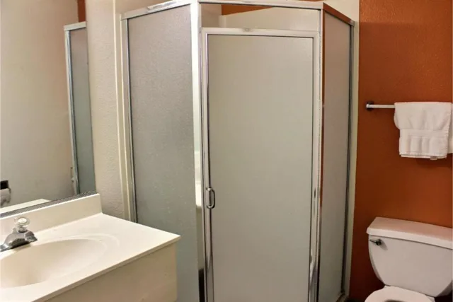 1 Queen Bed - Non-Smoking, Micfridge, Motel6 King City, CA 4/4