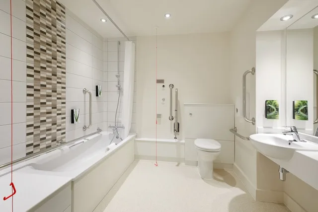 غرفة قياسية بسرير مزدوج لذوي الإعاقة، Premier Inn Bedford Priory Marina 3/5