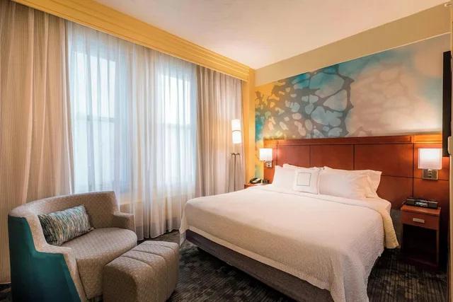 غرفة ركنية بسرير كينج لذوي الإعاقة، Courtyard By Marriott Tulsa Downtown 1/1