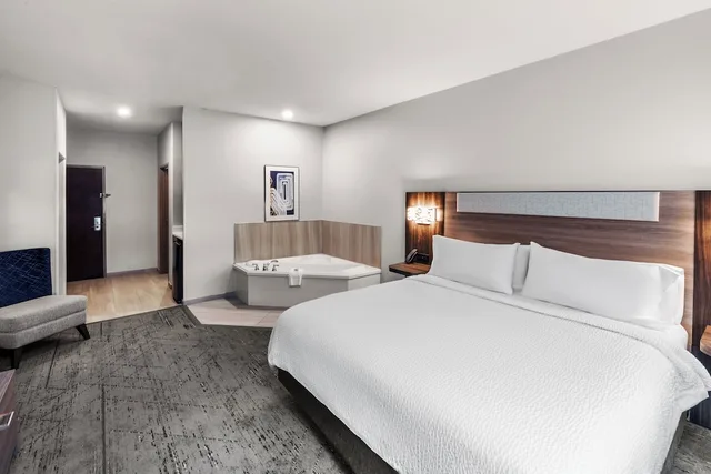 غرفة قياسية بسرير كينج بحوض جاكوزي، Holiday Inn Express Hotel Suites Henderson Traffic Star 2/5