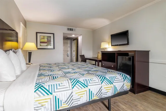 1 King Bed Mobility Accessible RI Shower Nsmk، Motel6 Dallas, TX - Downtown 2/10