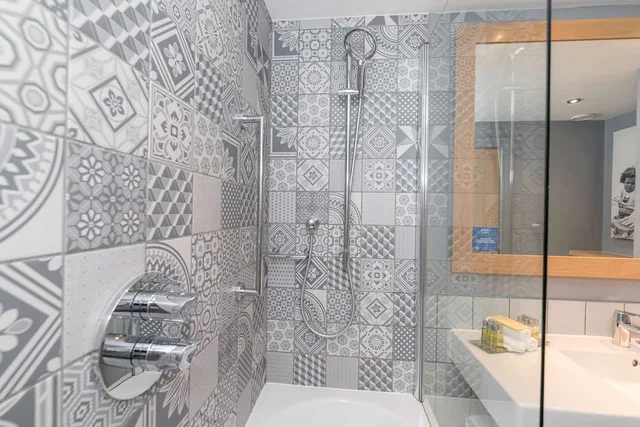 غرفة بسرير كينج مع سرير إضافي، Hilton Bournemouth 2/2
