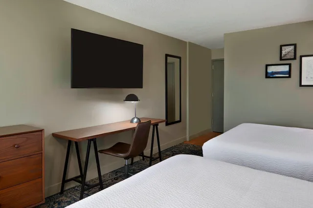 غرفة تقليدية بسريرين كوين، Four Points By Sheraton Toronto Airport 2/3
