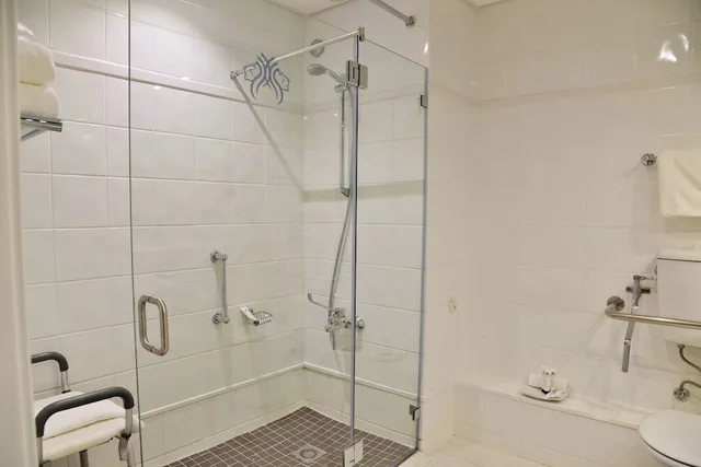 غرفة بسريرين منفصلين لذوي الإعاقة، The Commodore Hotel 2/4