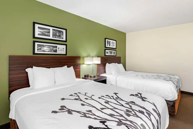 جناح بسريرين كوين، Sleep Inn & Suites Charles City 3/4