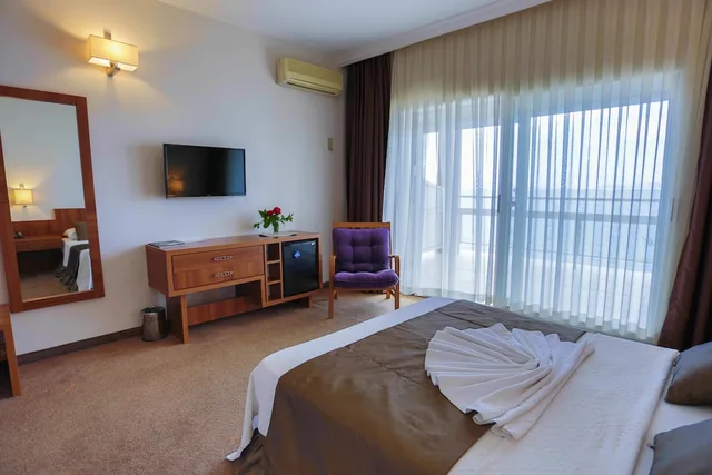 غرفة بسرير مزدوج بإطلالة على البحر، Melis Otel 4/6