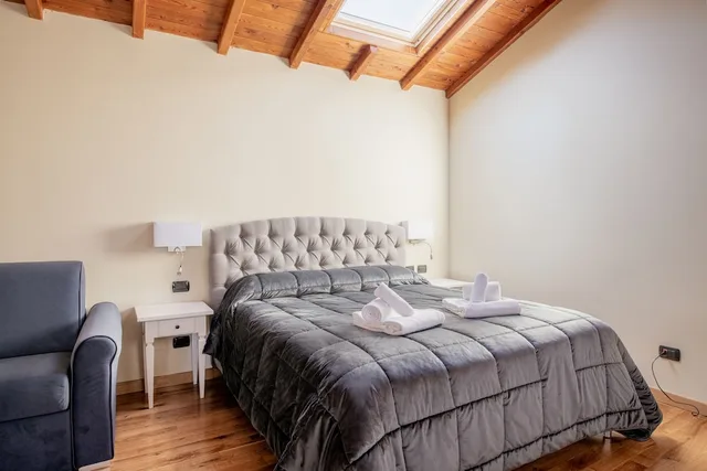 جناح جونيور بسرير كوين مع أريكة، Villa Romantica 2/6