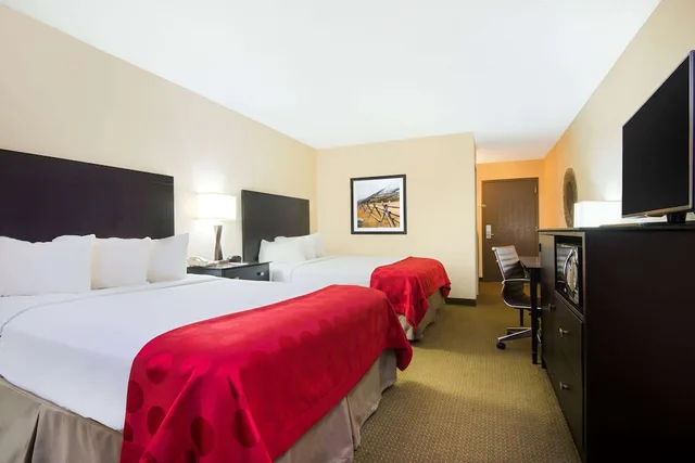 غرفة قياسية بسريرين كوين يُسمح فيها بالحيوانات الأليفة، The Eddie Hotel Gillette 2/4