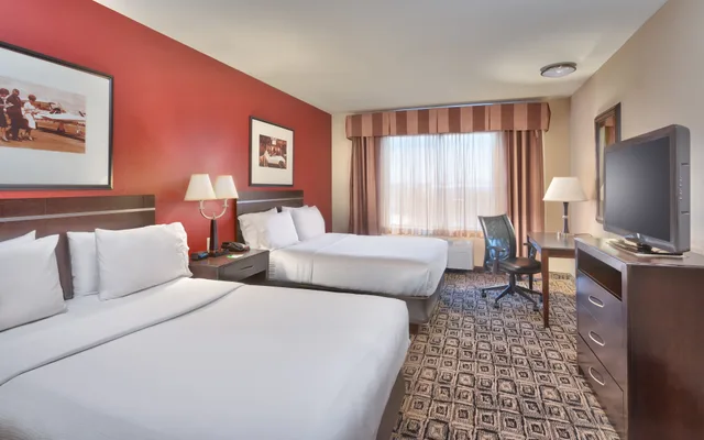جناح بسريرين كوين بغرفة نوم واحدة مع أريكة، Holiday Inn Hotel & Suites Salt Lake City-Airport West 2/3