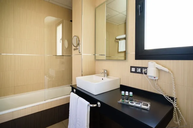 Room, Murphy Bed, Queen Bed, with Extra Bed، Dorma Malaga Museos 6/8