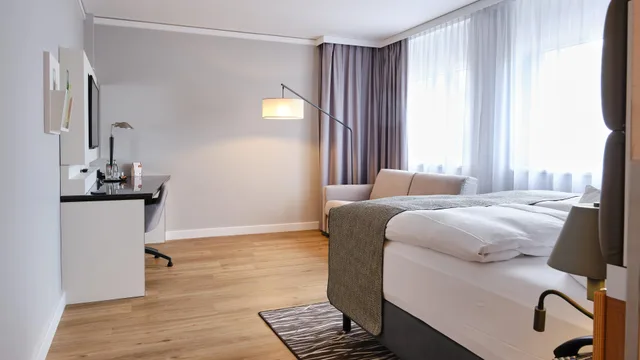 Room, King Bed, Holiday Inn Berlin Airport Conference Centre Formerly Holiday Inn Berlin International Airport 8/10