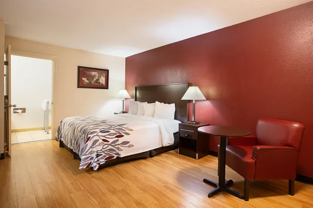 غرفة ديلوكس بسرير كينج للمدخنين لذوي الإعاقة، Red Roof Inn Hardeeville 2/3