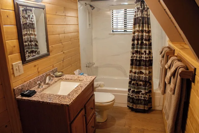 كابينة أساسية بسرير كوين بحمام خاص، Arizona Mountain Inn and Cabins 1/2