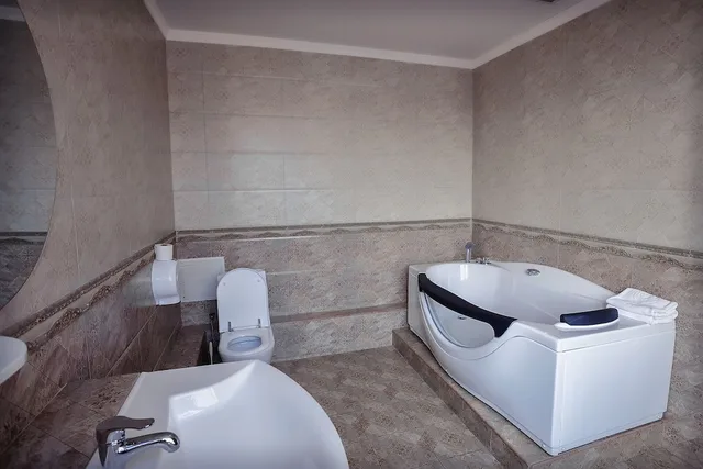 غرفة فاخرة بسرير كينج بحوض جاكوزي، Grand Erbil Hotel 3/3