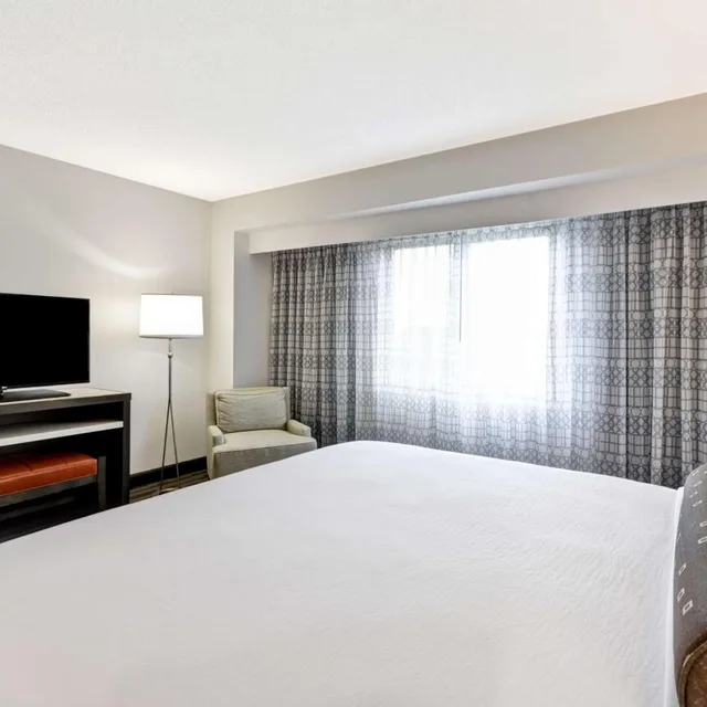 جناح رئاسي بسرير كينج بغرفتي نوم، Embassy Suites Charlotte 1/7