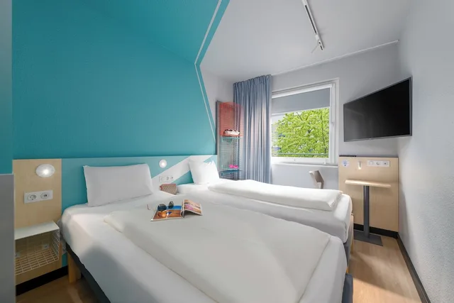 غرفة بسريرين منفصلين وسرير بطابقين، Ibis Budget Leipzig City 3/8