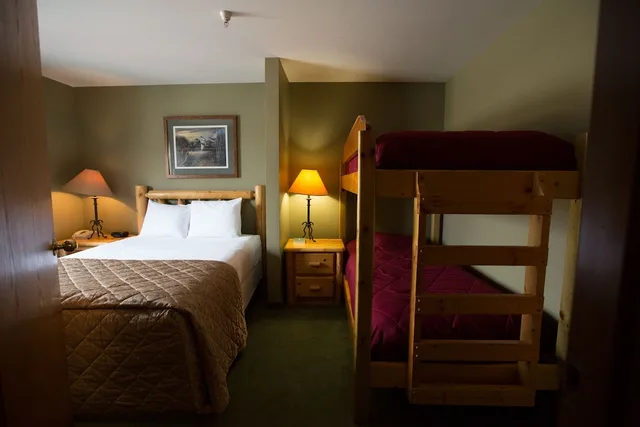 جناح بسرير كوين وسرير بطابقين وسرير بطابقين وسرير كوين مع أريكة، Cranberry Country Lodge 1/4
