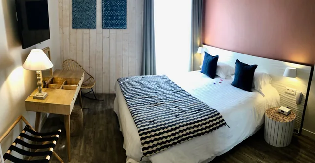 غرفة بسرير كوين بشرفة بإطلالة جزئية على البحر، Boutique Hotel and Spa la Villa Cap Ferrat 2/3