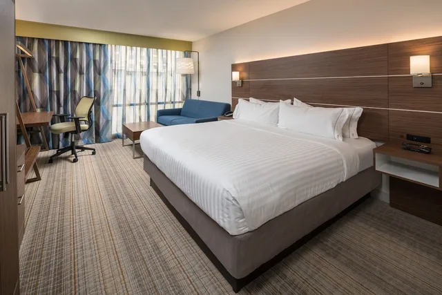 غرفة قياسية بسرير كوين لذوي الإعاقة، Holiday Inn Express Springfield 2/8