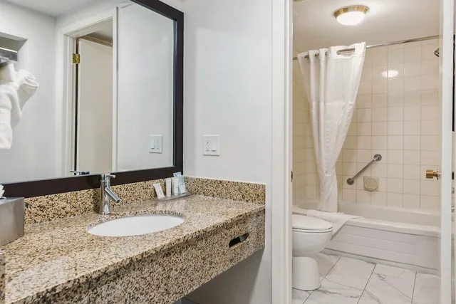 جناح استوديو بسرير كوين بمطبخ صغير، Radisson Hotel & Conference Centre West Edmonton, AB 5/10