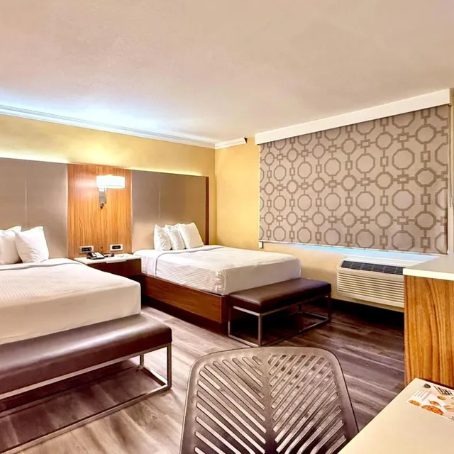 غرفة بسريرين مزدوجين في طابق مرتفع، Best Western Hollywood Plaza Inn - Hollywood Walk of Fame Hotel-LA 2/9