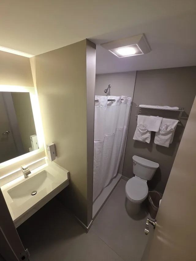 غرفة سوبيريور بسرير كينج بمطبخ صغير، Red Roof Inn Sutton 2/2
