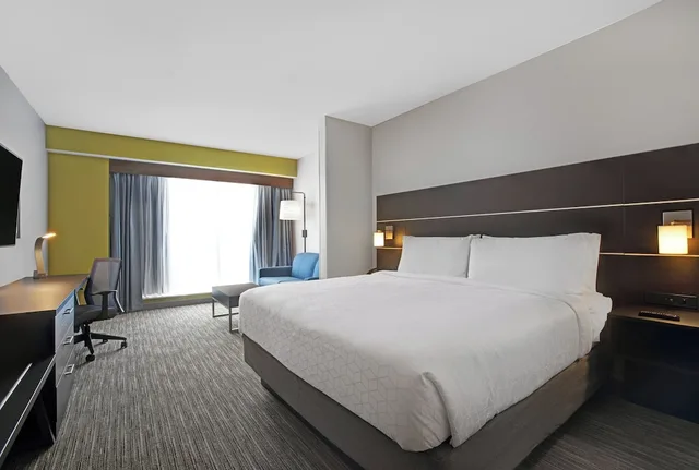 جناح بسرير كينج مع أريكة، Holiday Inn Express & Suites Milwaukee - Brookfield 1/9